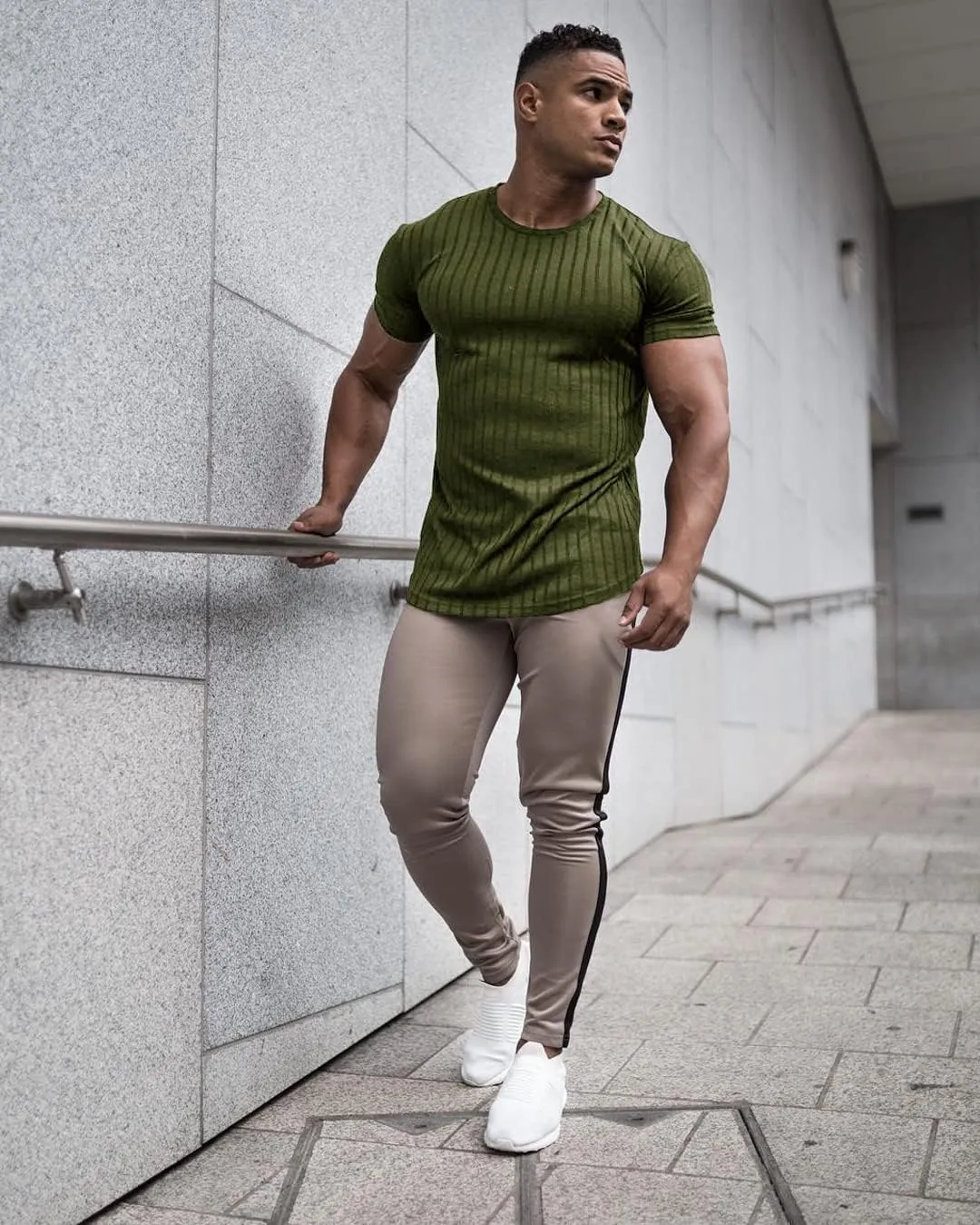 URRU Men's Muscle T Shirts Stretch Short Sleeve Bodybuilding Workout Casual Slim Fit Tee Shirts